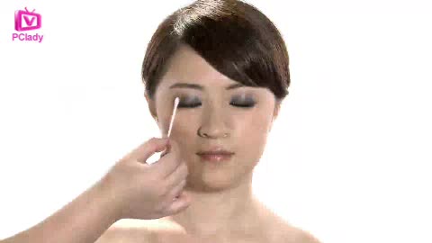 其他卸妆方法04：透明润唇膏卸珠光眼影