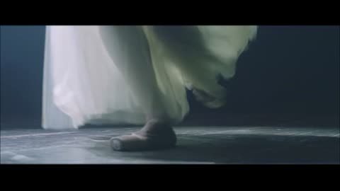 TOD’S与侯宏澜合作的芭蕾舞短片《红 ∙ 梦舞》