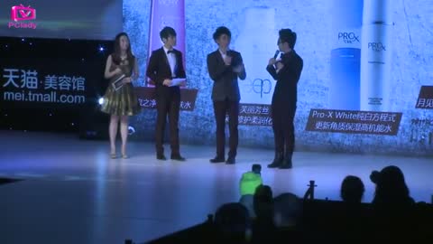 小新老师颁发2012时尚盛典化妆水至尊大奖：PRO-X